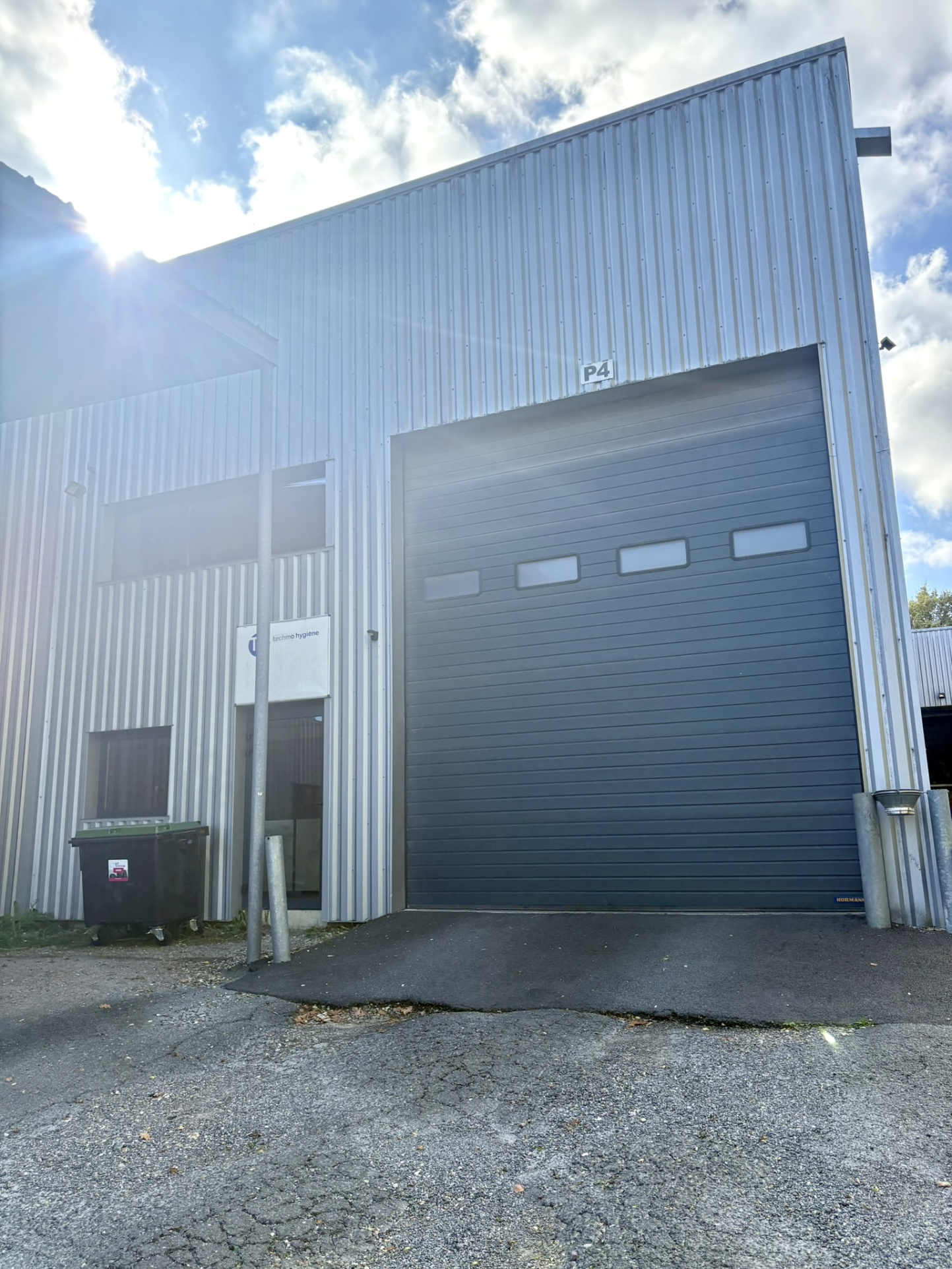Local d'activité à louer à Eysines, 1 127 m² – photo 1 sur 8