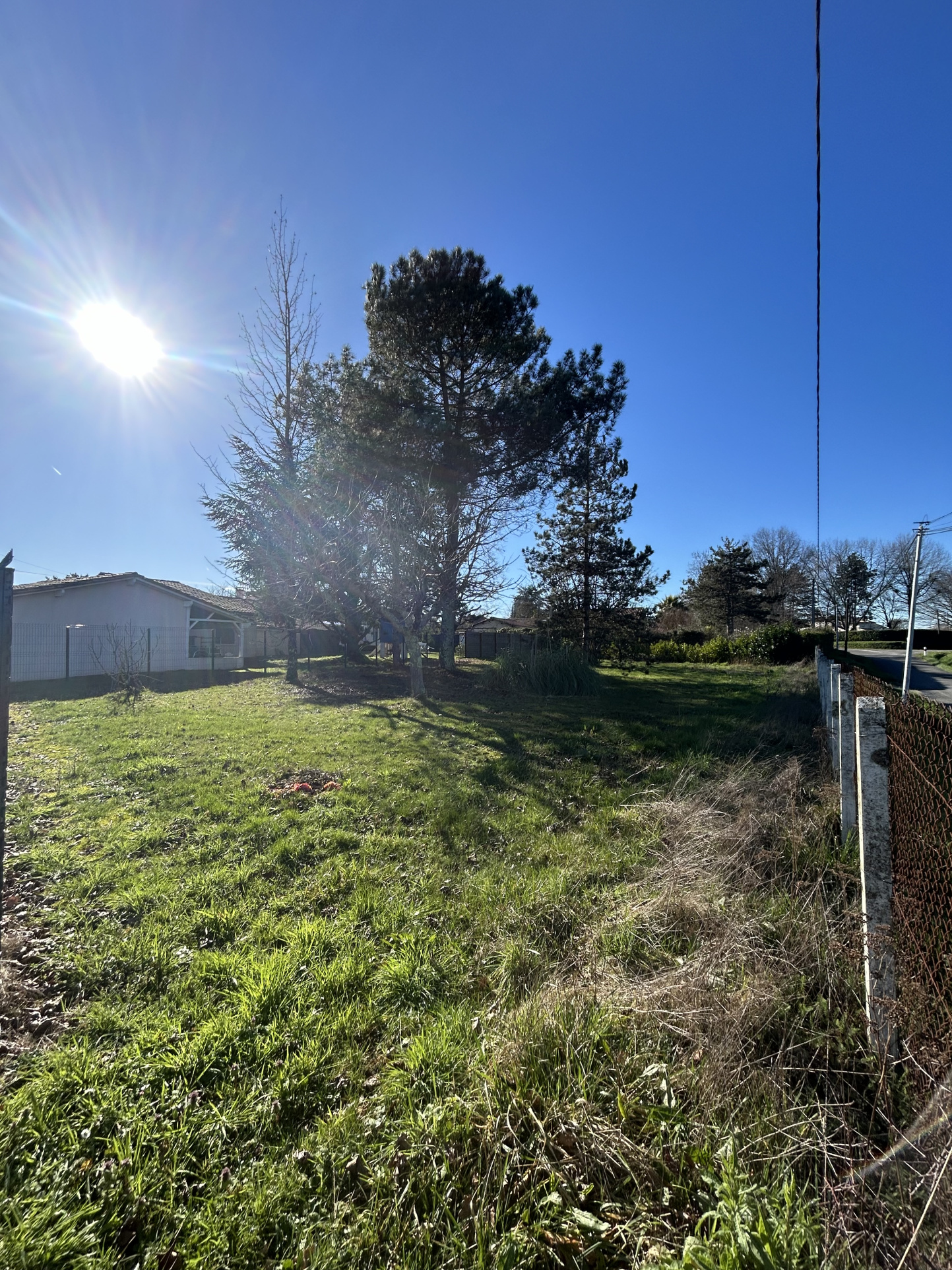 Terrain constructible à vendre à Galgon, 576 m² – photo 1 sur 3